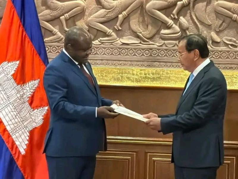Le ministre chargé de la Francophonie et de la Diaspora congolaise, Crispin Mbadu et Prak Sokhonn, vice-Premier ministre des Affaires étrangères du Cambodge [photo d'illustration]