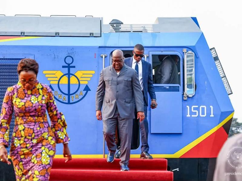 Le Président Félix-Antoine Tshisekedi descendant du train à la Gare centrale de Kinshasa pour la cérémonie du lancement des baliseurs.