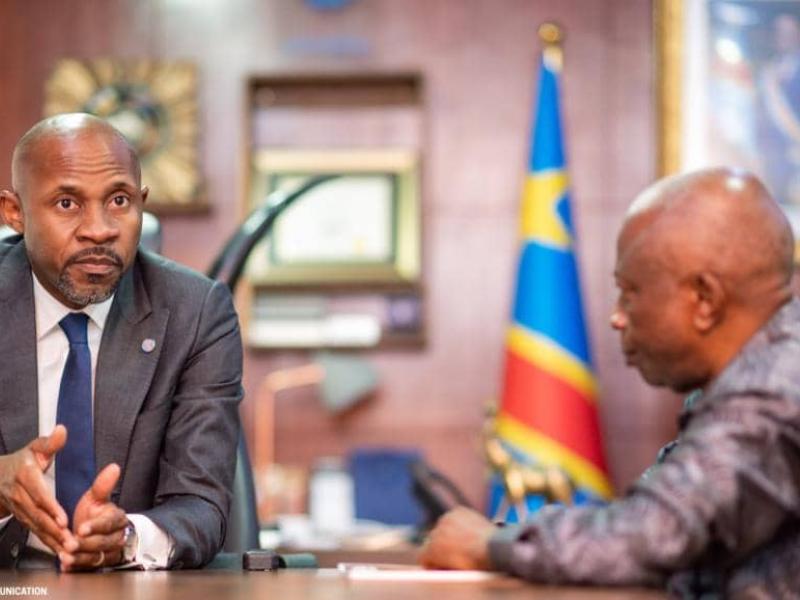 Le ministre de la Communication et des Médias, Patrick Muyaya, échange avec avec l'éditeur du journal The Post, Cyril Kileba