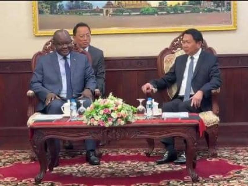 Le ministre délégué chargé de la Francophonie et de la diaspora , crispin Mbadu en plein échange avec le ministre laotien des Affaires Etrangères, Anouparb Vongnorkeo
