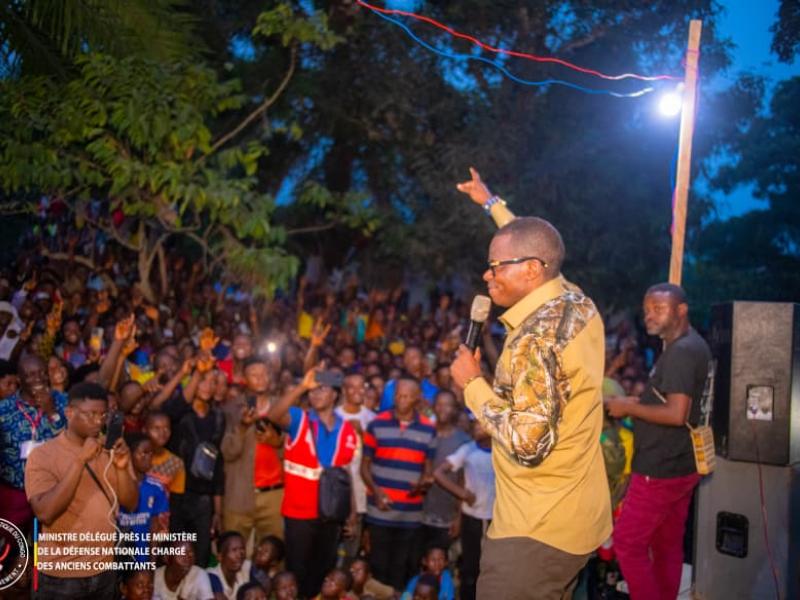 Le Ministre délégué Eliezer Ntambwe lors d'un meeting animé, mardi 25 août 2026