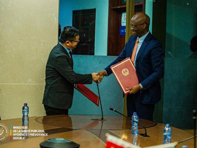 Le ministre Samuel Roger Kamba et l’ambassadeur de Chine en RDC, Zhao Bin, après la signature de l’acte officialisant la remise d’un lot de matériel d’urgence destiné à la prévention des épidémies [photo d'illustration]