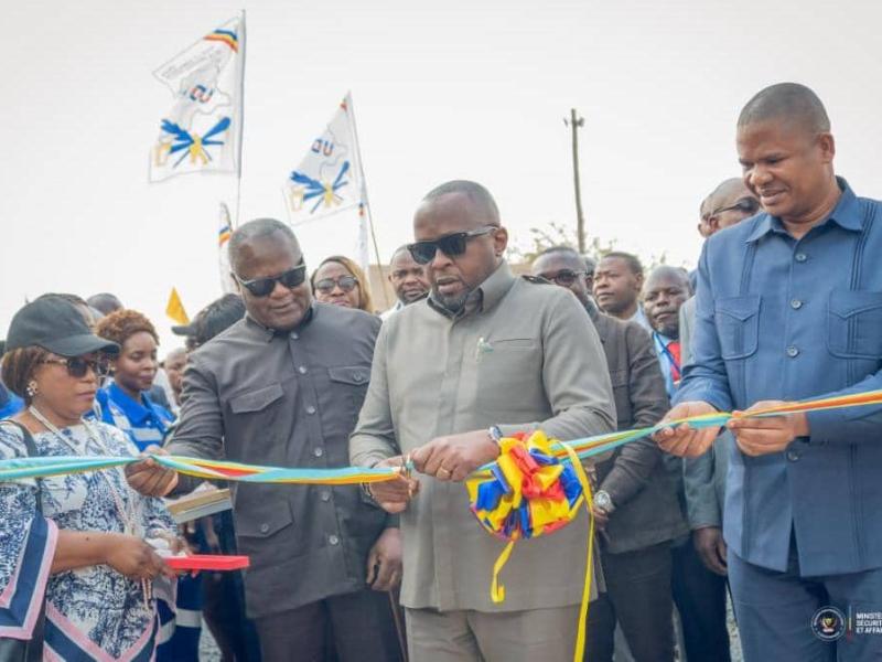 Le VPM Jacquemain Shabani Lukoo accompagné du gouverneur Martin Kazembe, inaugure le poste frontalier de Lonshi, dans la province du Haut-Katanga