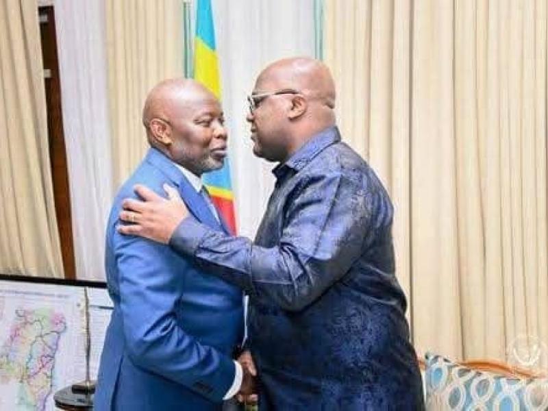 Le président de la RDC, Félix-Antoine Tshisekedi Tshilombo, serrant la main à Vital Kamerhe, président de l'UNC