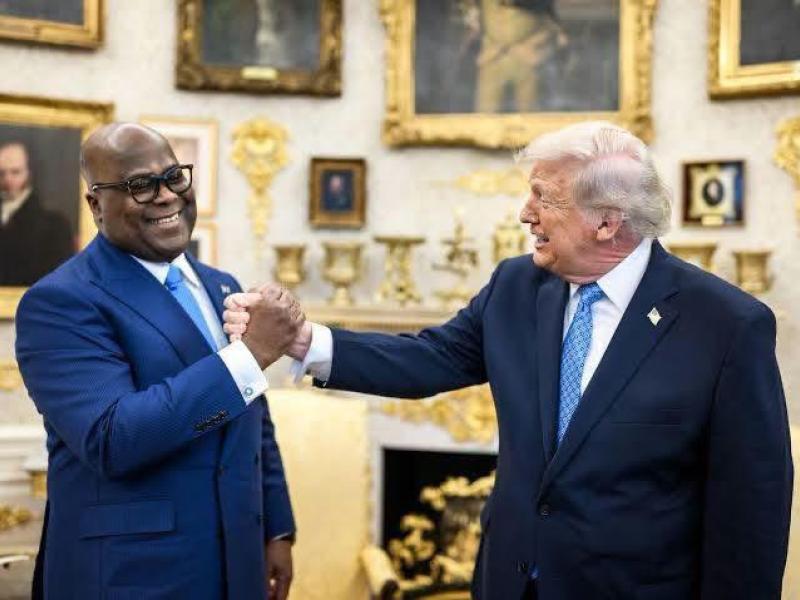 Poignée de mains entre les présidents Tshisekedi et Trump [photo d’illustration]