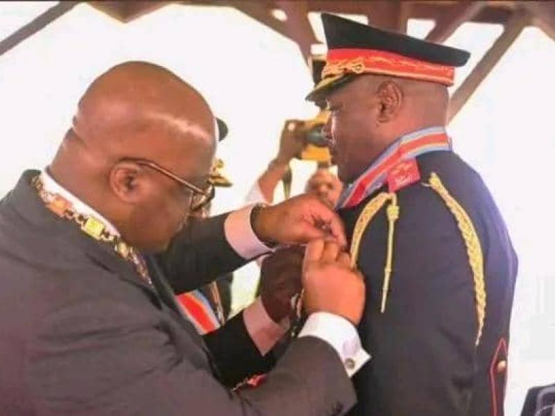 Le Lieutenant-général Jean-Pierre Kasongo Kabwik pendant sa décoration par le Chef de l'État Félix-Antoine Tshisekedi Tshilombo.