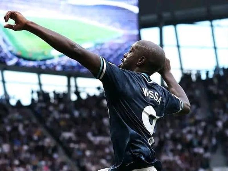 Yoane Wissa lors de sa célébration face à Tottenham.