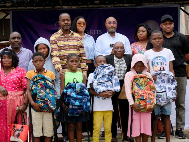 Jésus Noël Sheke avec un échantillon d’élèves bénéficiaires des kits scolaires
