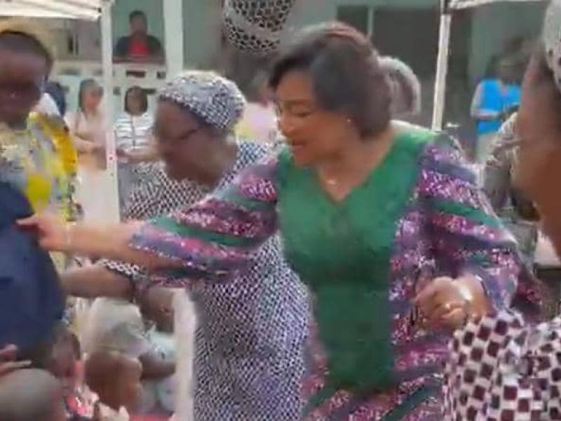 La Première Dame Dénise Nyakeru Tshisekedi avec les enfants de l'orphelinat Saint Joseph Bena Tshibuabua à Mbujimayi
