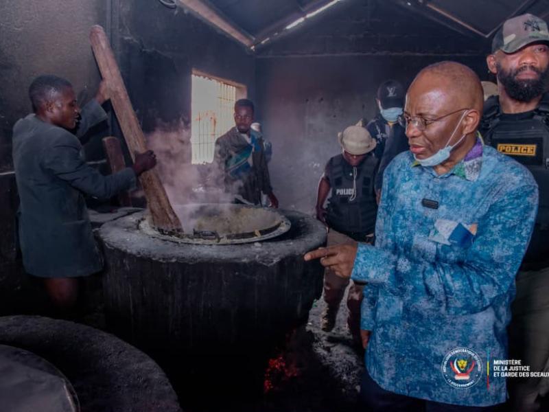 Le ministre de la Justice, Guillaume Ngefa, constate la surpopulation et les difficiles conditions de détention à la prison de Mbanza-Ngungu