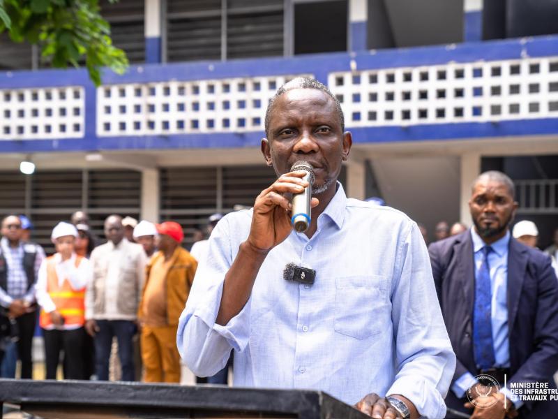 Le ministre John Banza Lunda lance les travaux de la boucle Zénith et annonce la rénovation du Collège Bonsomi, dans la commune de Ndjili 