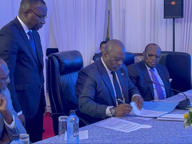 Quelques membres de Sauvons la RDC réunis autour de Joseph Kabila, lors du lancement du mouvement, à Nairobi