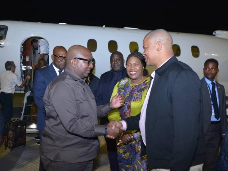 Le président du sénat Jean-Michel Sama Lukonde accueilli par les gouverneurs du Haut-Katanga et du Lualaba, Martin Kazembe et Fifi Masuka, à Lusaka [photo d'illustration]