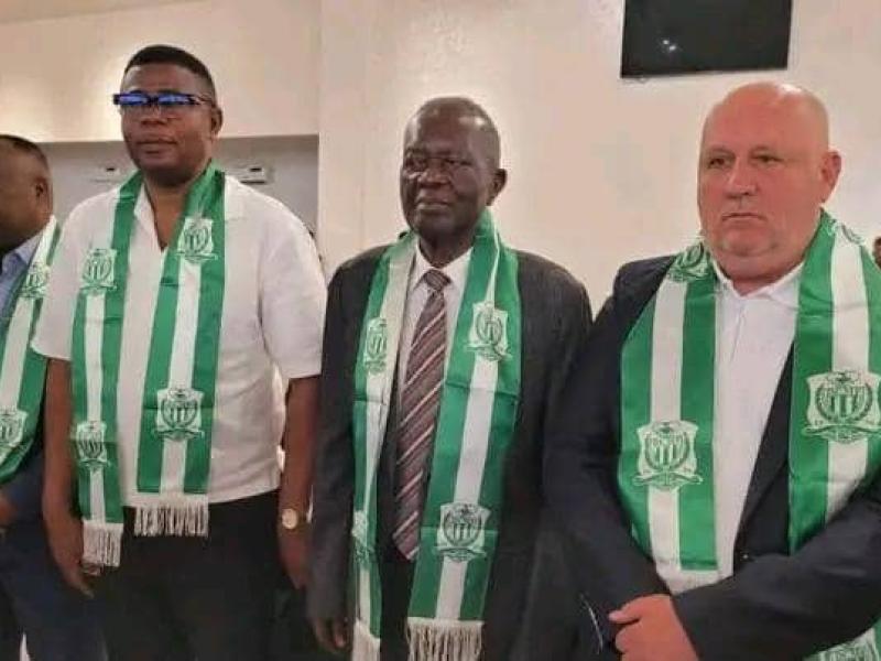Olivier Bierlair aux côtés de Jonas Mukamba et d'autres personnalités du DCMP lors de l'assemblée générale élective.