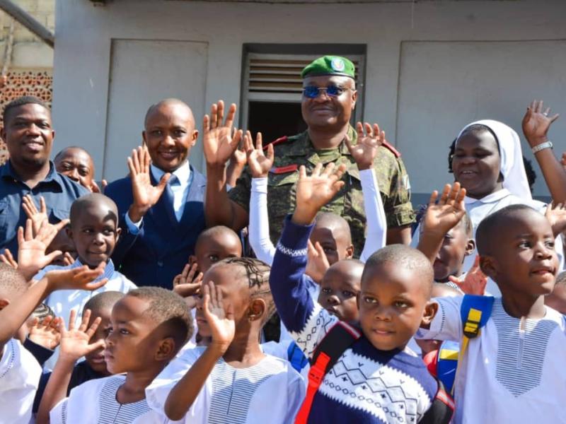 Le gouverneur militaire de l’Ituri, le général-major Kasongo Mulumba Batoka Gaby, pose aux côtés des élèves à l’occasion de la rentrée scolaire 2026-2027.