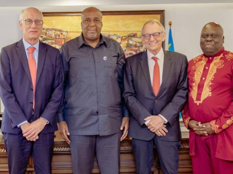Le ministre des Ressources hydrauliques et Électricité, Aimé Molendo Sakombi, avec des représentants de Stargate et de BESIX [photo d'illustration]