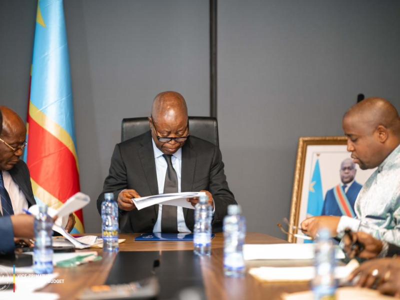 Le VPM en charge du Budget, Adolphe Muzito, en consultations avec les différents ministres du gouvernement congolais