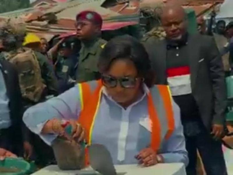 La Première Dame Dénise Nyakeru Tshisekedi en pleine cérémonie de pose de la première pierre de la construction du marché Simis à Mbujimayi