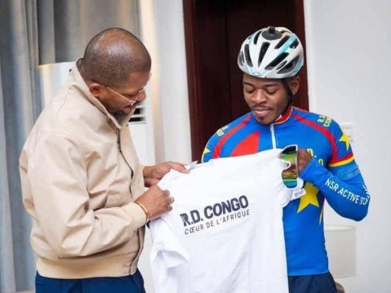 Le ministre Didier Budimbu et le cycliste Miguel Masaisai