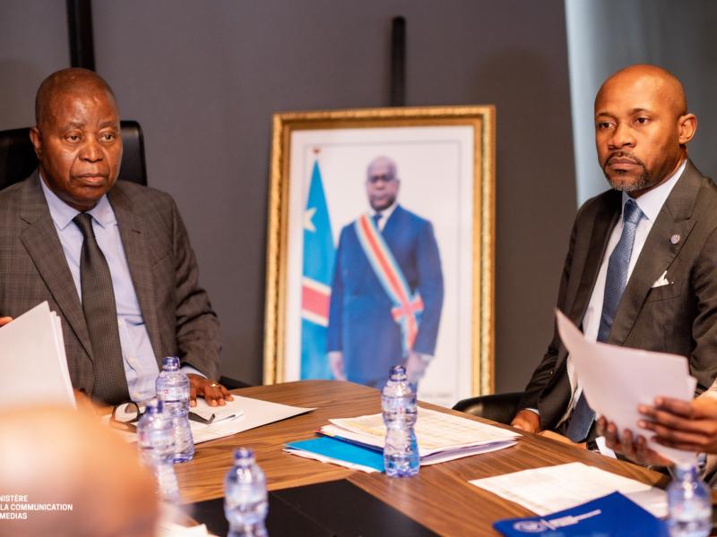 Patrick Muyaya échange avec le vice-Premier ministre en charge du Budget, Adolphe Muzito, lors de la séance d’arbitrage des enveloppes du ministère de la Communication et des Médias