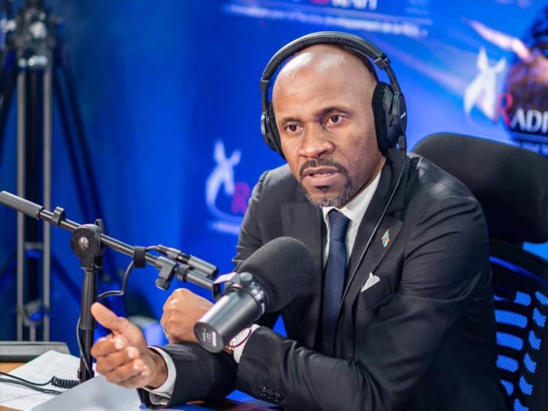 Patrick Muyaya Katembwe, ministre de la Communication et Médias, porte-parole du gouvernement congolais, sur les antennes de la Radio Okapi