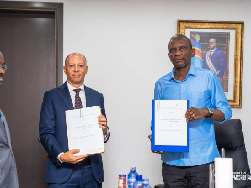 Le ministre John Banza Lunda signe avec l’entreprise angolaise Omatapalo pour construire trois nouvelles cités institutionnelles autour de la Rocade à Kinshasa
