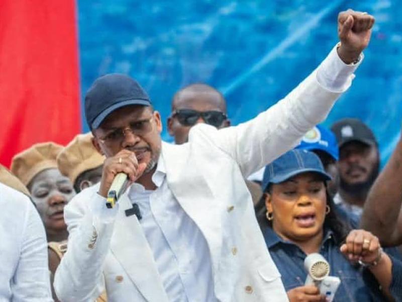 Didier Budimbu échange avec la population de Matadi à l’occasion de la célébration du 10ᵉ anniversaire de l’AVC