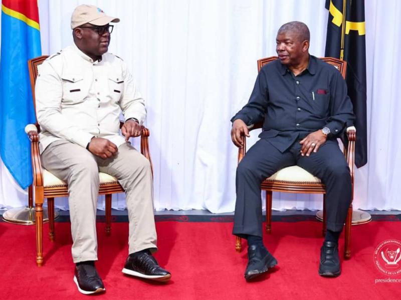 Félix Tshisekedi échange avec son homologue angolais João Manuel Gonçalves Lourenço lors de sa visite de travail dans la province de Cunene, en Angola.