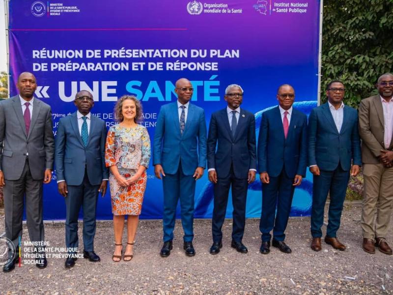 Le ministre de la Santé publique, entouré de plusieurs responsables et partenaires du secteur de la santé, avec notamment le DG de l’INSP, le Dr Dieudonné Mwamba Kazadi, visible à gauche sur la photo, lors de la réunion de présentation du plan de préparation et de réponse « Une Santé ».