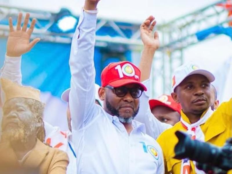 Joss Luyeye, les bras levés, lors de la manifestation publique marquant les 10 ans de l’AVC à Matadi, dans le Kongo Central.