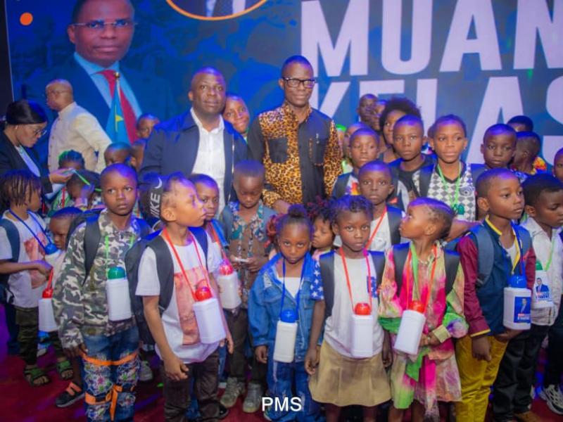Le ministre délégué Eliezer Ntambwe lors d'une cérémonie de remise de fournitures scolaires aux enfants  enfants, le 05 septembre 2026