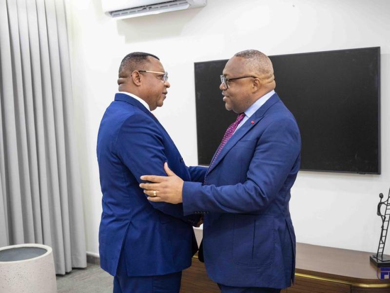 Les directeurs généraux du FPI, Hervé Claude Batukonke, et de l’Ogefrem, Olivier Tshibola Mukuma, lors de leur séance de travail consacrée à l’évaluation du partenariat entre les deux établissements publics