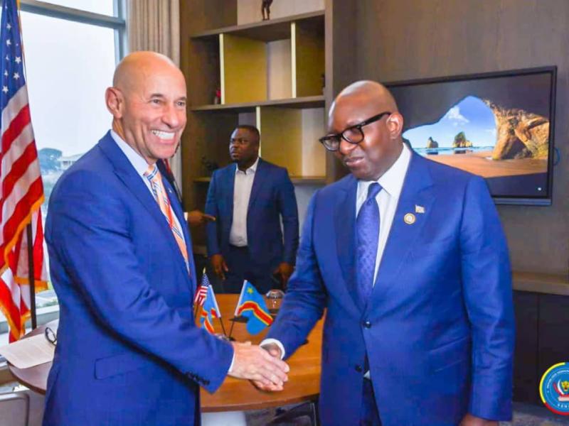 Poignée de mains entre Jean-Michel Sama Lukonde, président du Sénat de la RDC, et le secrétaire d’État américain adjoint chargé des Affaires africaines, Frank W. Garcia Jr.