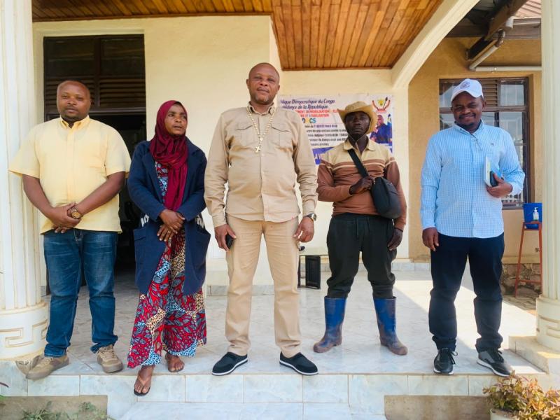 Le Coordonnateur provincial a.i. du P-DDRCS Nord-Kivu, Joseph Ndayambaje Sukisa, accompagné de son assistant (à l’extrême gauche), échange, à Beni,  avec une délégation d’ex-combattants démobilisés bénéficiaires du projet STAR-RDC.