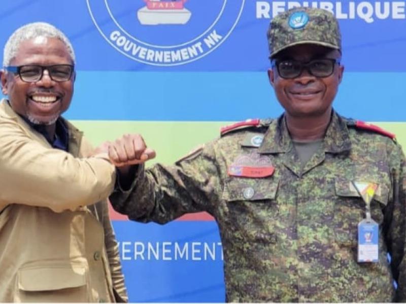 Le coordonnateur humanitaire des Nations unies en RDC Damien Mama, et le Gouverneur militaire, le Général-Major Evariste Somo Kakule [photo d'illustration]