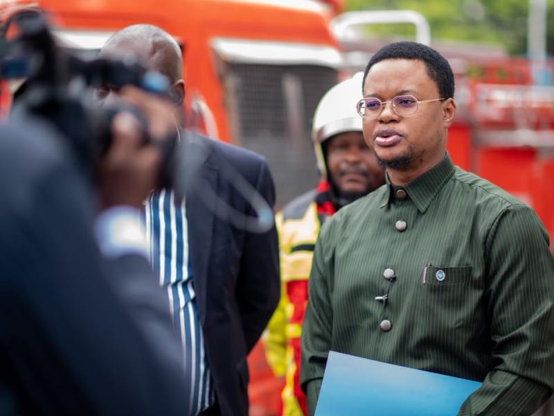 Le député provincial Jared Phanzu lors de sa descente à la Brigade provinciale anti-incendie de Kinshasa, où il s’est rendu pour évaluer les conditions de fonctionnement et les moyens d’intervention du service.