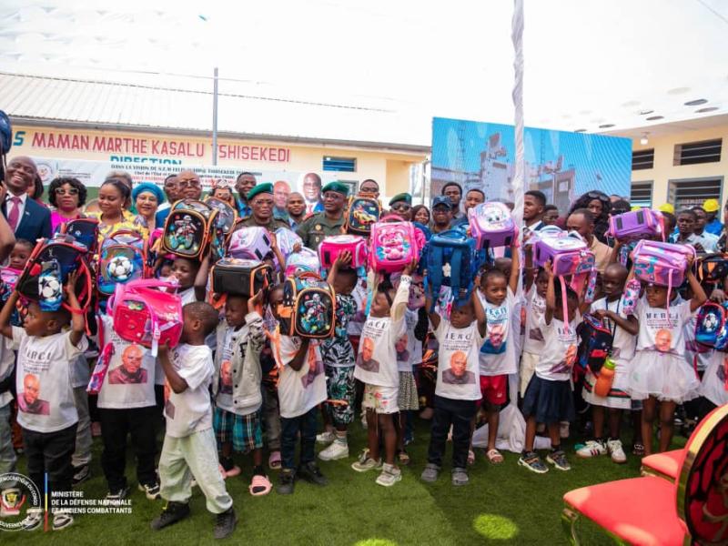 Des enfants de l’école militaire posent avec leurs kits scolaires reçus à l’occasion de la rentrée scolaire 2026-2027, lors de la cérémonie présidée par le VPM de la Défense nationale, Guy Kabombo Muadiamvita.
