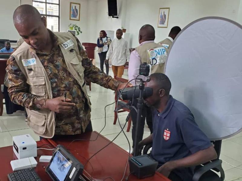 Un agent de l'ONIP enregistre un citoyen congolais afin de lui octroyer la carte d'identité, à Kinshasa [photo d'illustration]