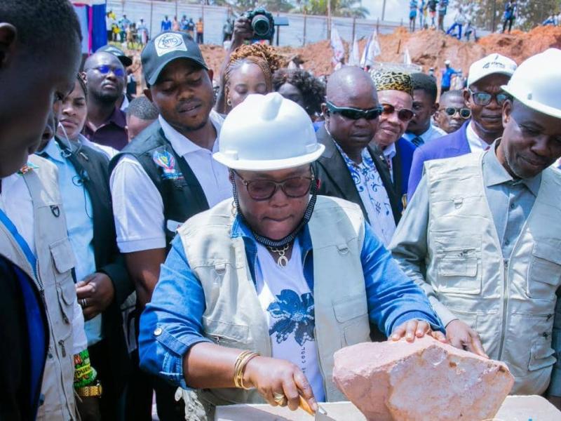 La ministre déléguée Angèle Bangasa lors de la pose de la première pierre symbolique pour la construction du nouvel hôtel de ville à Gemena