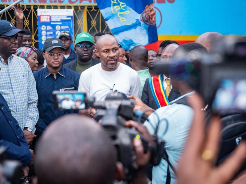 Patrick Muyaya aux côtés d’Éric Tshikuma et Jared Phanzu lors de la tournée d’inspection des infrastructures dans la Funa.