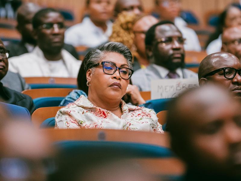 La Première ministre Judith Suminwa Tuluka lors de la cérémonie de remise des documents de formalisation aux jeunes entrepreneurs, organisée à Kinshasa dans le cadre du programme « Debout Jeunes Congolais ».