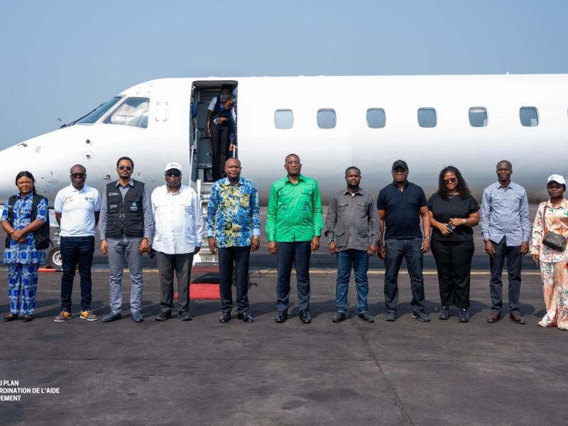 En chemise verte, le ministre du Plan, Guylain Nyembo,  lors de son arrivée à Kananga, pour mobiliser les provinces de l’axe Centre de la RDC pour réussir le recensement national