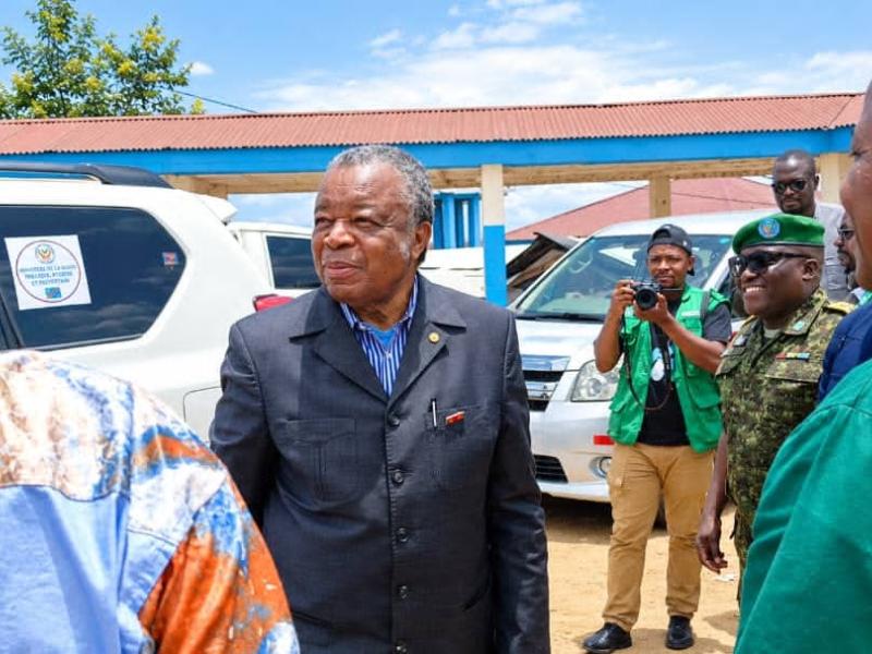 Le professeur Jean-Jacques Muyembe, Directeur général de INRB, lors de sa visite sur le site des déplacés de Kigonze, à Bunia [photo d'illustration]