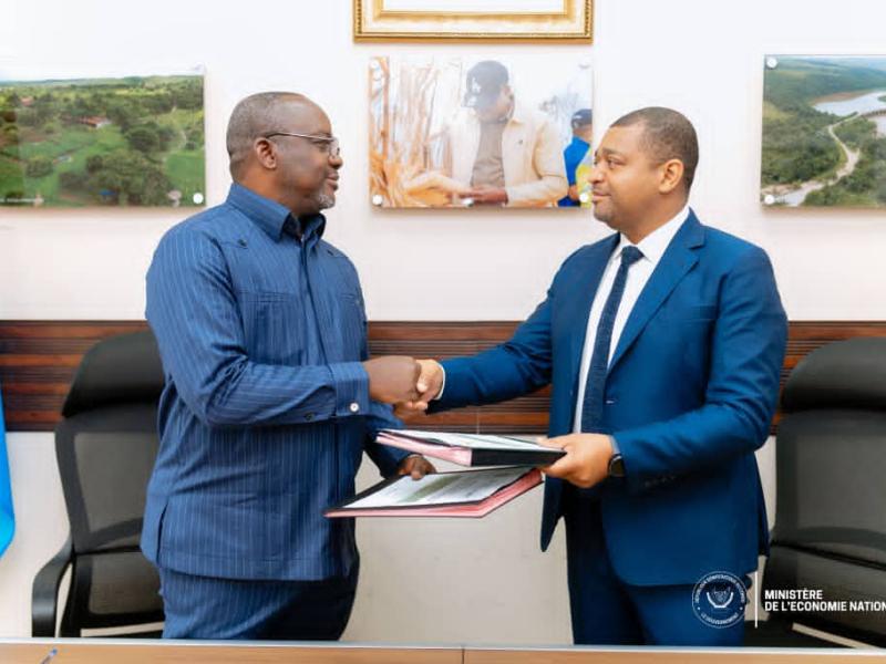 Les représentants du FOREC et de Mighty Land Investment Group, lors de la signature du protocole d’accord portant sur l’accompagnement du projet de réhabilitation de la centrale hydroélectrique de Lubilanji I, dans le Kasaï Oriental
