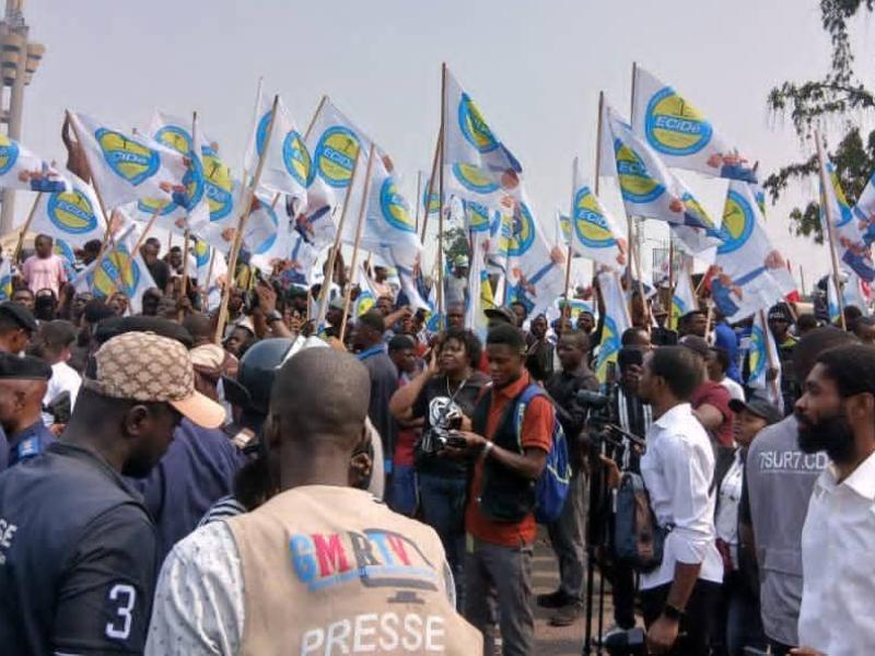 Le N°1 de la Police à Kinshasa échange avec quelques manifestants à l’Échangeur de  Limete [photo d'illustration]