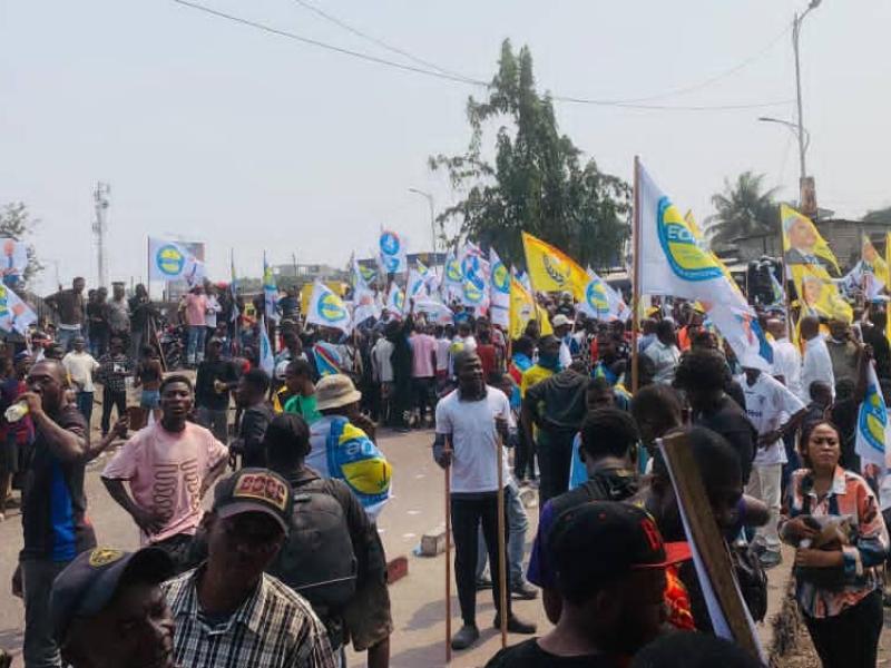 Des militants des différents partis politiques de l’opposition, membres de la C64, attendent leurs leaders avant de commencer la marche de ce 15 septembre 2026