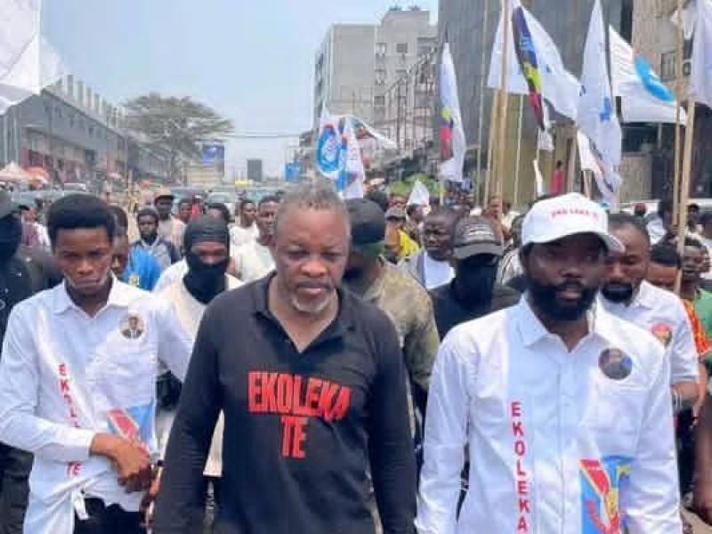 Mike Mukebayi, Marley Vuvu, et d'autres opposants lors de la marche pacifique à Kinshasa.