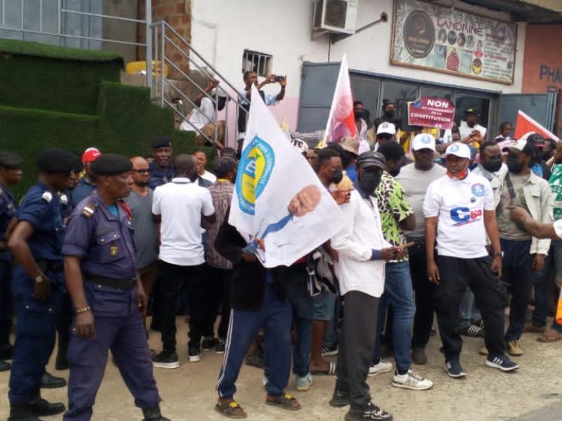 Des manifestants de la coalition C64 rassemblés sous la surveillance des éléments de la Police à Matadi [photo d'illustration]