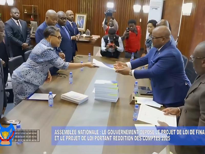 La Première ministre Judith Suminwa remet au président de l’Assemblée nationale le projet de budget 2027 de 24,8 milliards USD