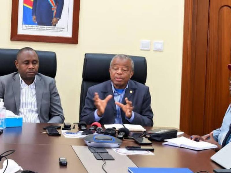 Le professeur Jean-Jacques Muyembe coordonnateur du secrétariat technique de la riposte en échange avec les autorités sanitaires de Bunia